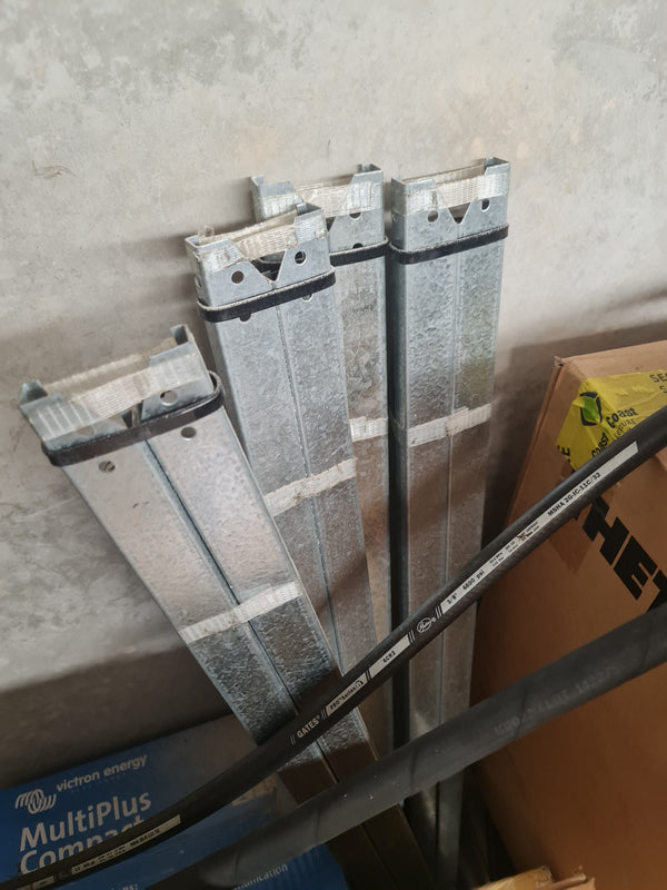 Roof lifters Metal MFG. (Expedition Vehicles Australia Pty Ltd)